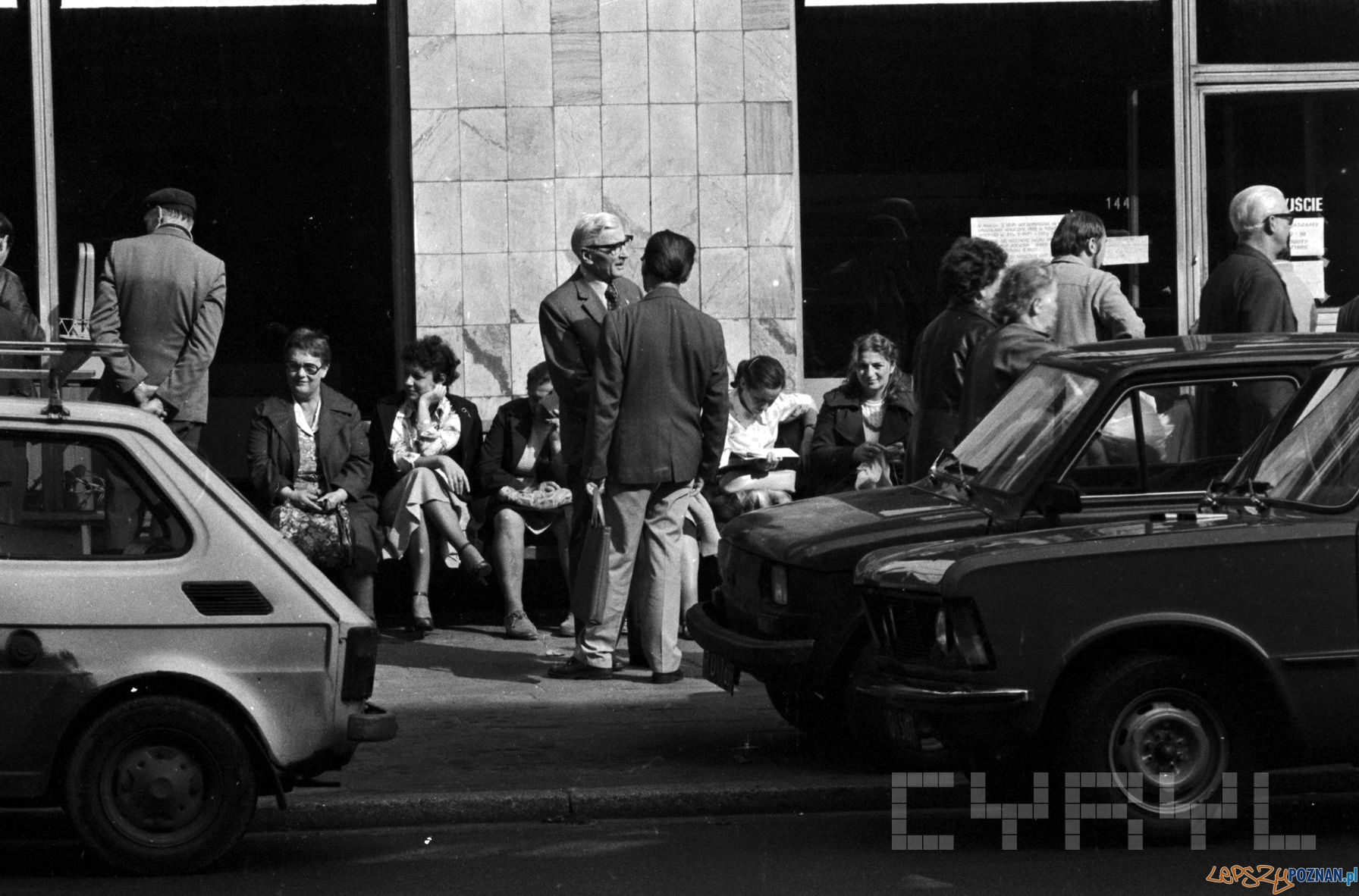 Klienci oczekujący na otwarcie sklepu - 1981  Foto: Stanisław Wiktor / Cyryl