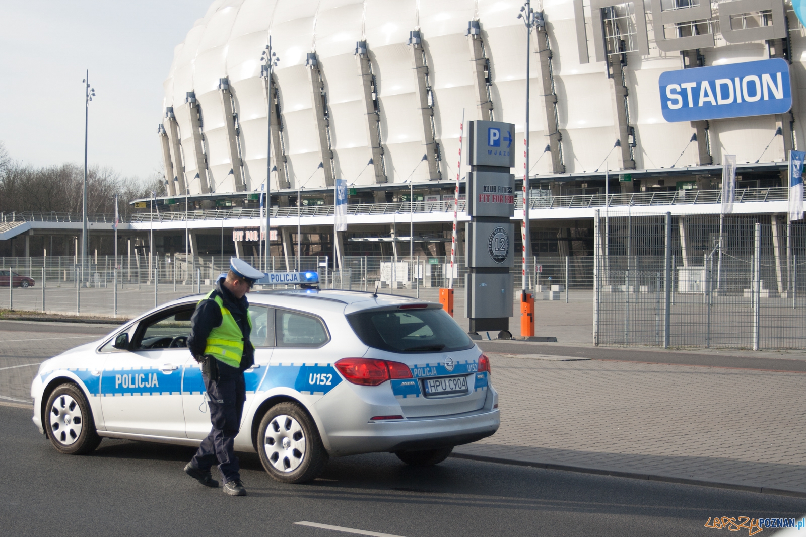 Policja przy Inea Stadionie / policjant / radiowóz  Foto: © lepszyPOZNAN.pl / Karolina Kiraga