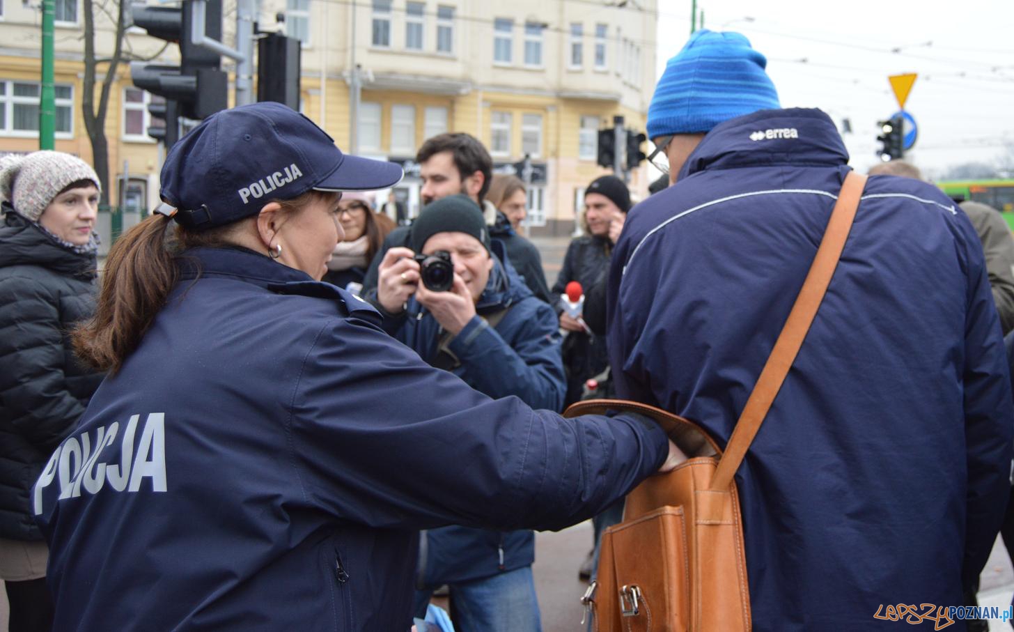 Policja i ZTM ostrzegaja przed kieszonkowcami  Foto: UMP