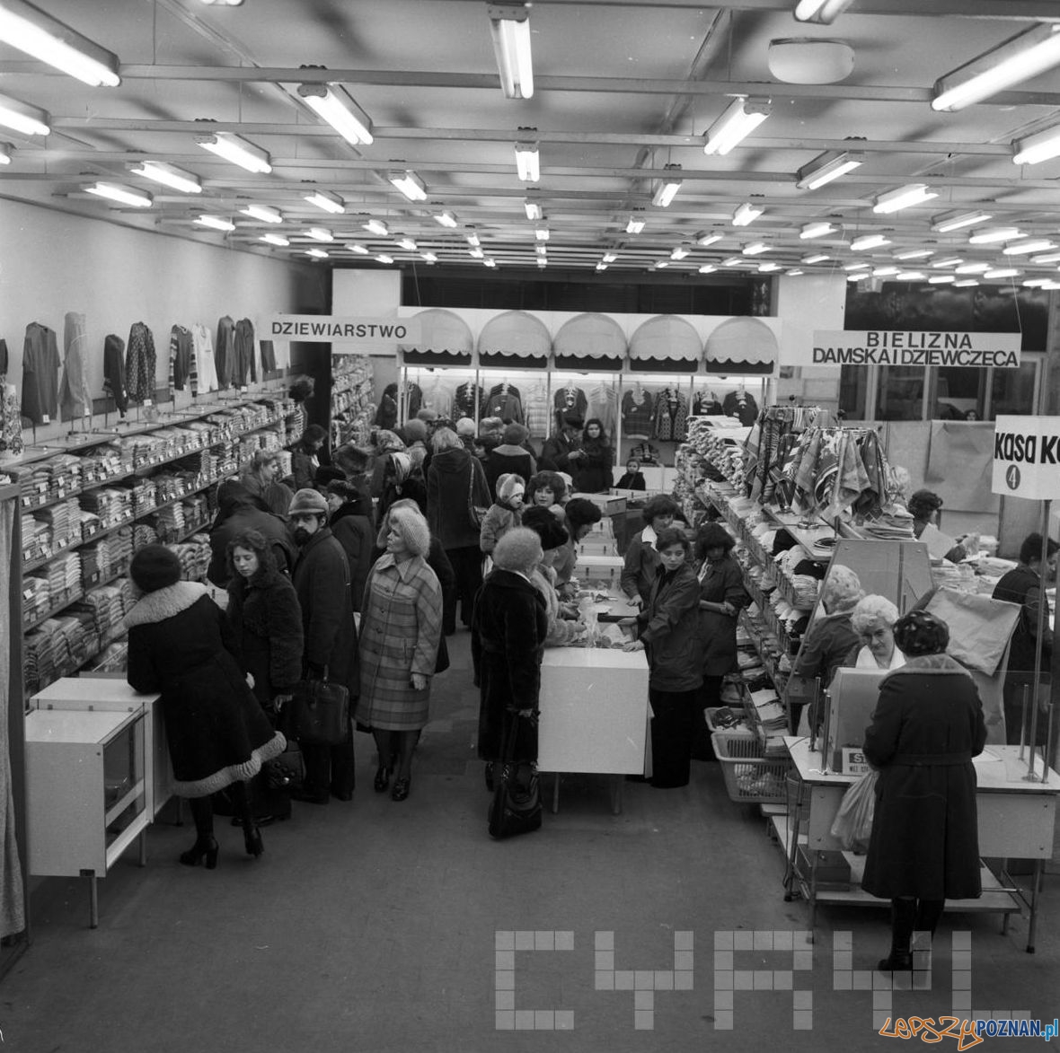 Zakupy w Alfie  - 1975  Foto: Stanisław Wiktor / Cyryl