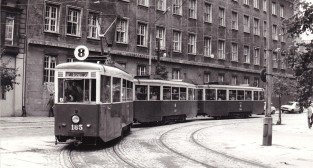 8 tramwaj typu "N" na Placu Wielkopolskim - 1977 r.  Foto: fotopolska