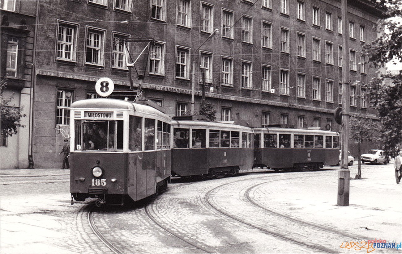 8 tramwaj typu "N" na Placu Wielkopolskim - 1977 r.  Foto: fotopolska