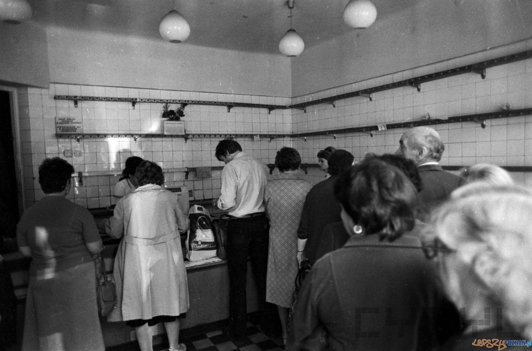 Puste półki w sklepie na Jeżycach - 1981  Foto: Stanisław Wiktor / Cyryl