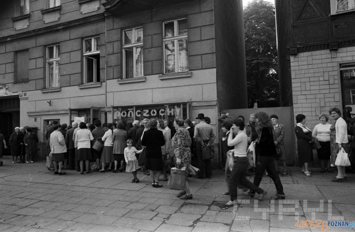 Kolejka przed sklepem z pończochami 1981 St. Wiktor  Foto: 