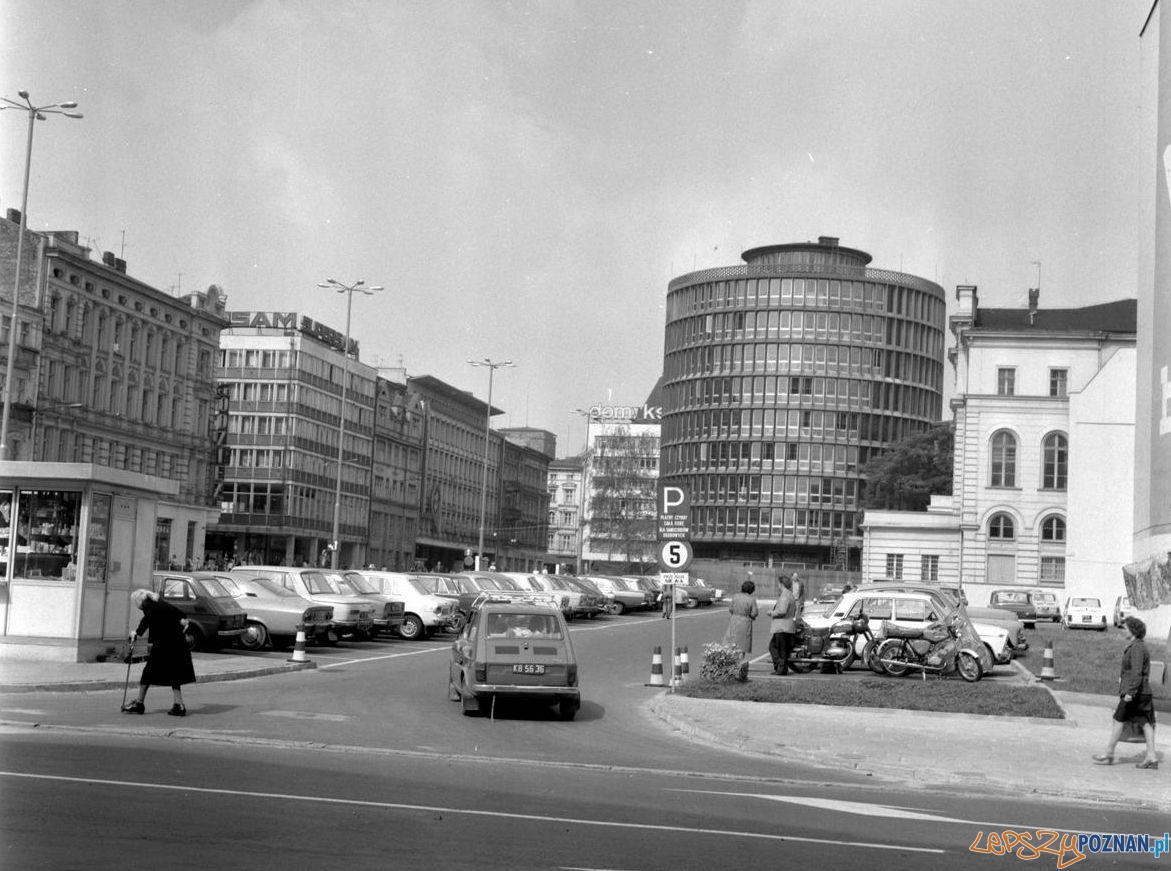 Parking przed Okrąglakiem 1979  Foto: Stanisław  Wiktor  / Cyryl