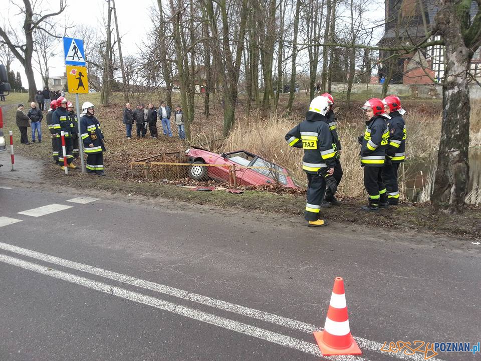 Samochód (prawie) w stawie  Foto: OSP Kostrzyn