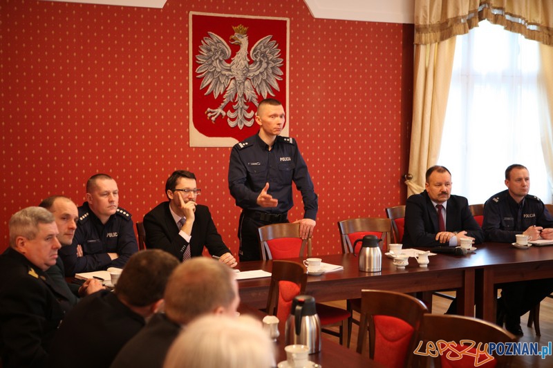 W sali konferencyjnej im. Witolda Celichowskiego Urzędu Wojewódzkiego w Poznaniu odbyło się spotkanie robocze dotyczące prac nad mapą zagrożeń. W spotkaniu uczestniczyli przedstawiciele instytucji administracji rządowej, które odpowiadają za stan bezpieczeństwa w województwie wielkopolskim.   3 lutego br. w Urzędzie Wojewódzkim w Poznaniu odbyło się spotkanie robocze dotyczące prac nad mapą zagrożeń, którego celem była wymiana danych dotyczących bezpieczeństwa i porządku publicznego. Na spotkaniu obecny był Dariusz Dymek – Dyrektor Wydziału Bezpieczeństwa i Zarządzania Kryzysowego Urzędu Wojewódzkiego w Poznaniu, mł. insp. Rafał Kozłowski – I Zastępca Komendanta Wojewódzkiego Policji w Poznaniu wraz z kierownictwem Wydziału Prewencji KWP w Poznaniu, kierownictwo Państwowej Straży Pożarnej KWP w Poznaniu, przedstawiciele Inspektoratów Urzędu Wojewódzkiego i funkcjonariusze Straży Granicznej.   Ideą spotkań dot. opracowania mapy zagrożeń jest analiza danych poszczególnych instytucji na temat zagrożeń. Każda z instytucji mających wkład w powstanie tego typu bazy danych przygotuje informacje dot. niebezpieczeństw, które będą mogły być wykorzystane podczas opracowywania mapy zagrożeń. Jak zaznaczył I Zastępca Komendanta Wojewódzkiego Policji w Poznaniu mł. insp. Rafał Kozłowski, ważne jest aby znaleźć wspólny mianownik sprawozdawczości dla całego województwa i kraju, a także spójny i jednolity przekaz czytelny dla każdego obywatela.  Foto: KWP w Poznaniu