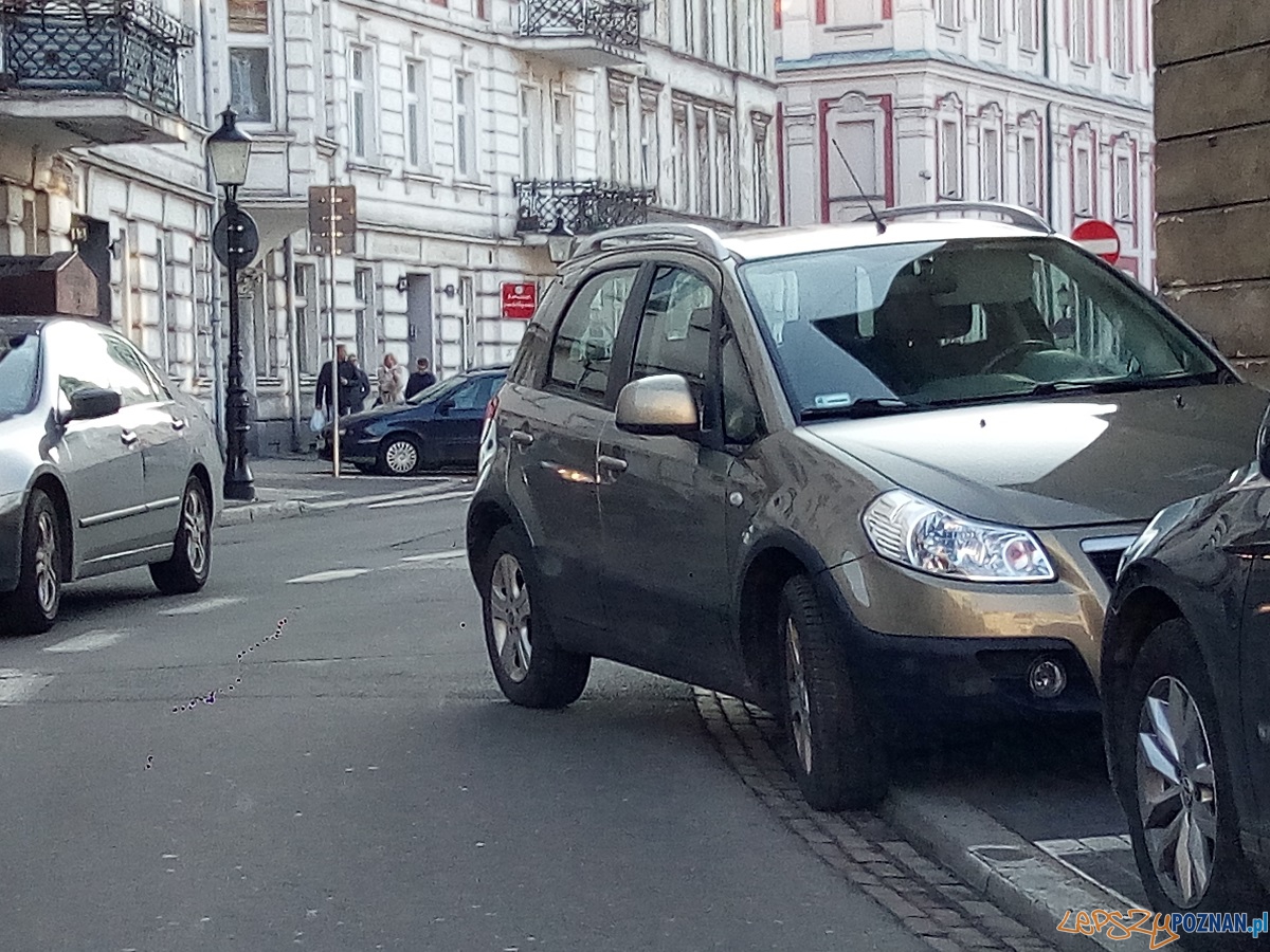 Parkowane przy Placu Kolegiackim - Poznań 07.02.2016 r.  Foto: Paweł