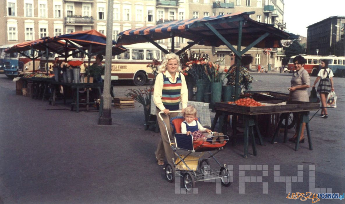 Teresa Adamkiewicz z córką Anią w czasie spaceru na Rynku Łazarskim - 1974  Foto: Archiwum Adamkiewiczów / Cyryl