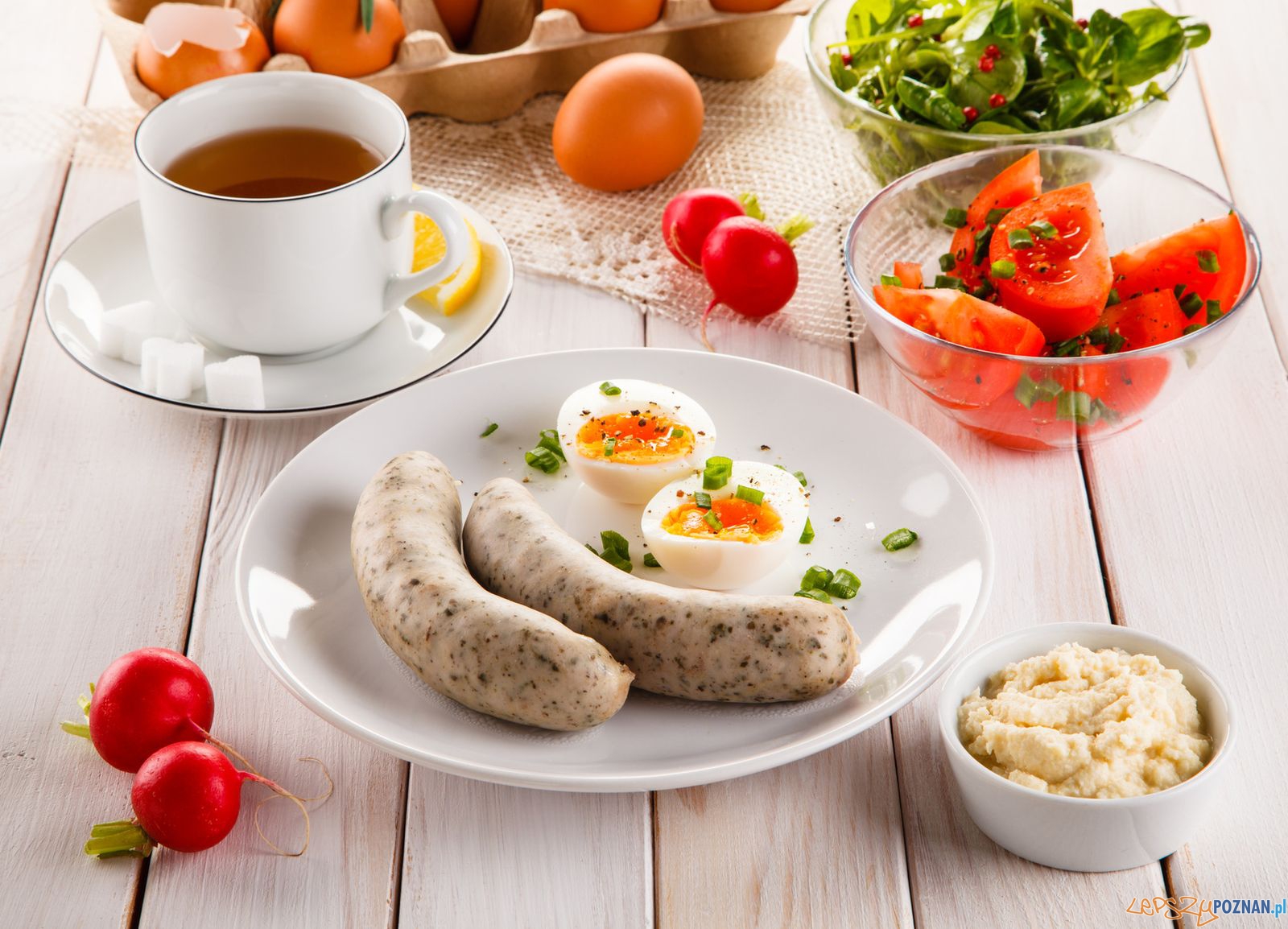 Easter breakfast - eggs, boiled white sausages and vegetables  Foto: Jacek Chabraszewski / Fundacja BOŚ