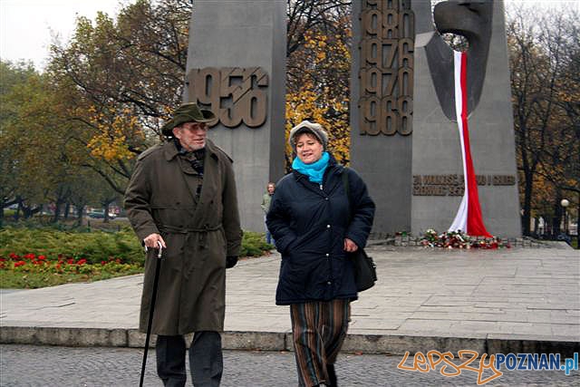 Marian Grześczak z córką Ingą przed Pomnikiem Czerwca 1956 w Poznaniu, 11 listopada 2007 r.  Foto: grzesczak.pl