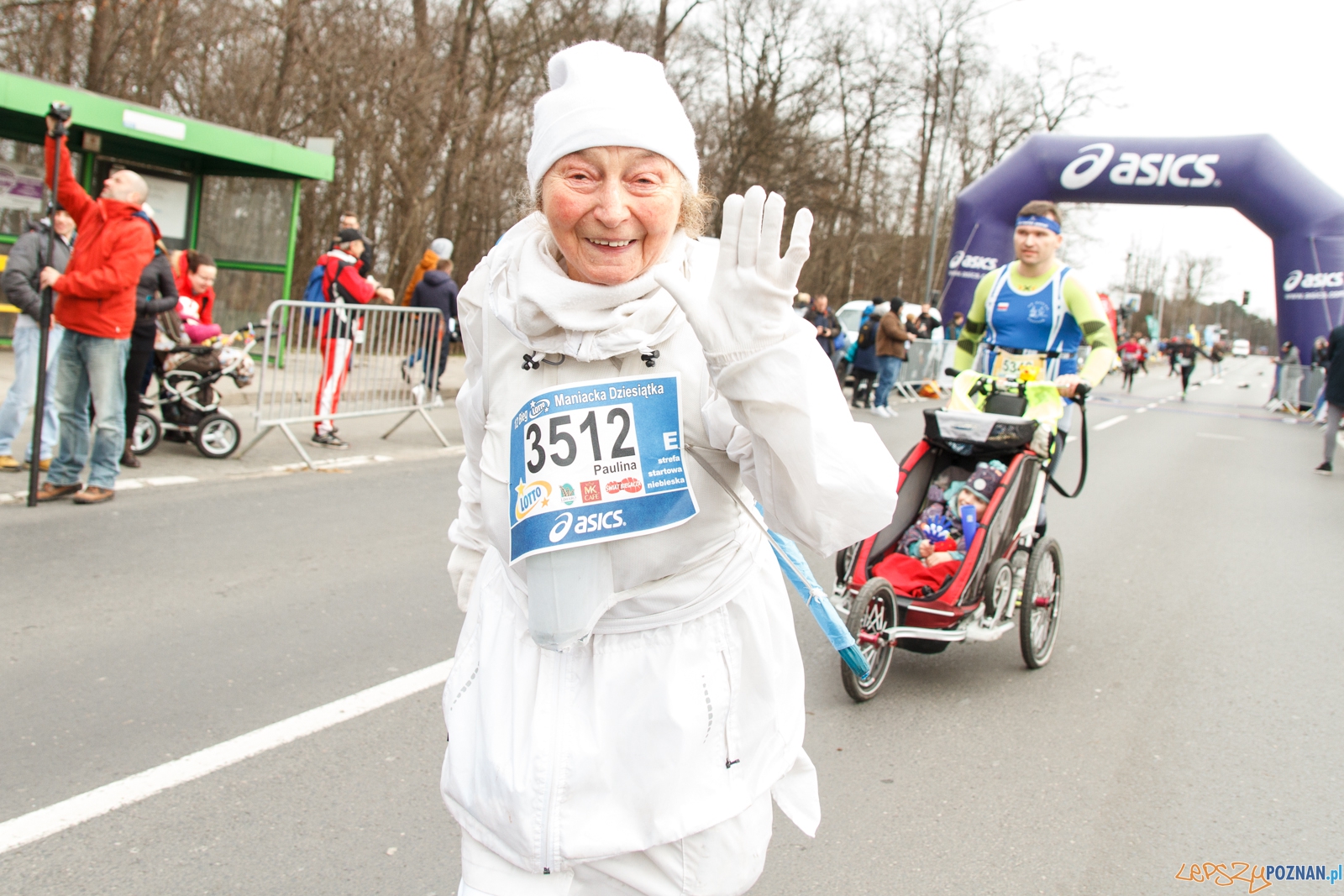 Maniacka Dziesiątka - Poznań 19.03.2016  - Pani Parasolka  Foto: LepszyPOZNAN.pl / Paweł Rychter