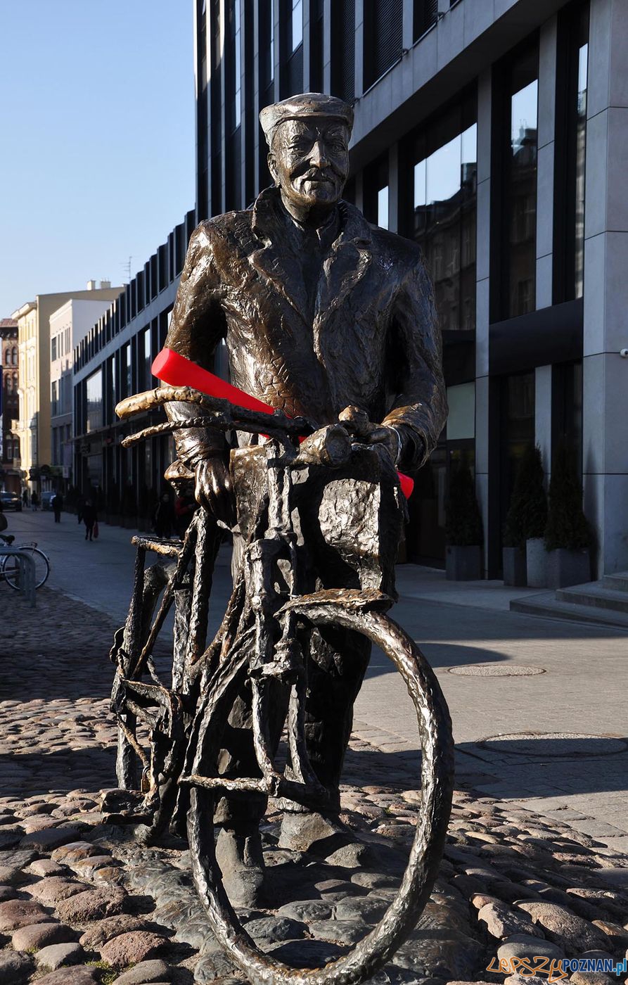 Stary Marych z czerwoną pałeczką zachęca do charytatywnego biegania  Foto: materiały prasowe