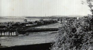 Zawady widziane z Szkoły dla Gluchoniemych na Śródce - lata 20 Foto: Cyryl / Archiwum Zakładu dla Głuchoniemych na Śródce Zawady widziane z Szkoły dla Gluchoniemych na Śródce - lata 20 Foto: Cyryl / Archiwum Zakładu dla Głuchoniemych na Śródce