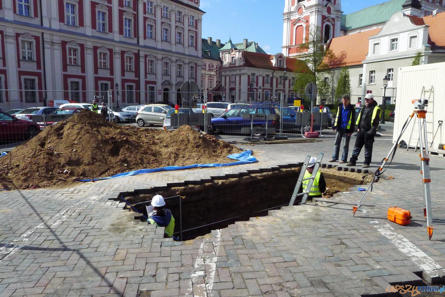 Wykopaliska na placu kolegiackim  Foto: UMP