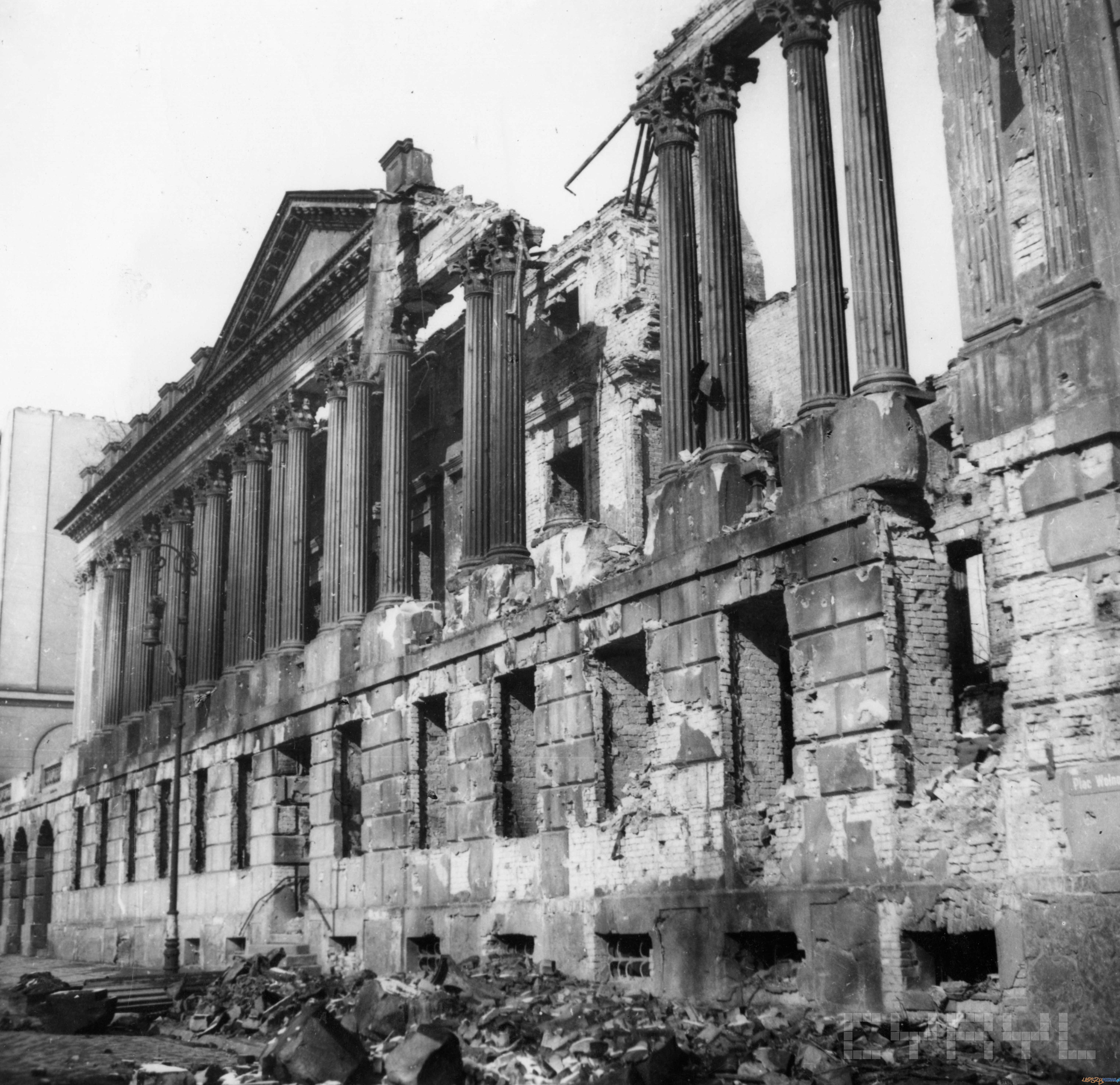 Zrujnowana fasada Biblioteki Raczyńskich 1945 r.  Foto: Zbigniew Zielonacki / Cyryl