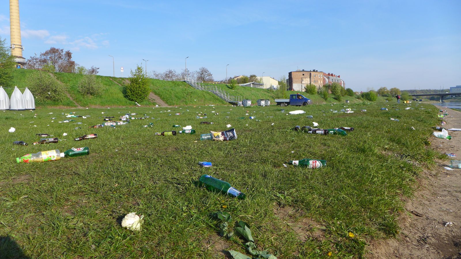 Bałagan nad Wartą - posprzataj po sobie (5)  Foto: UMP