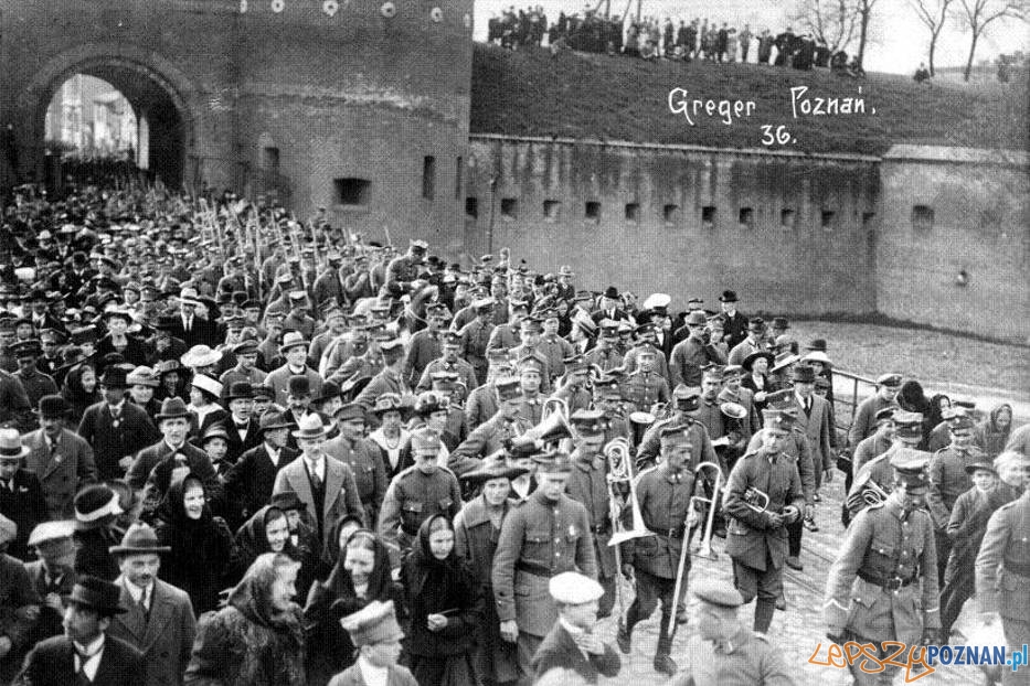 Brama Warszawska na Śródce - mieszkańcy Poznania w przemarszu nad Maltę 3.05.1919  Foto: UMP