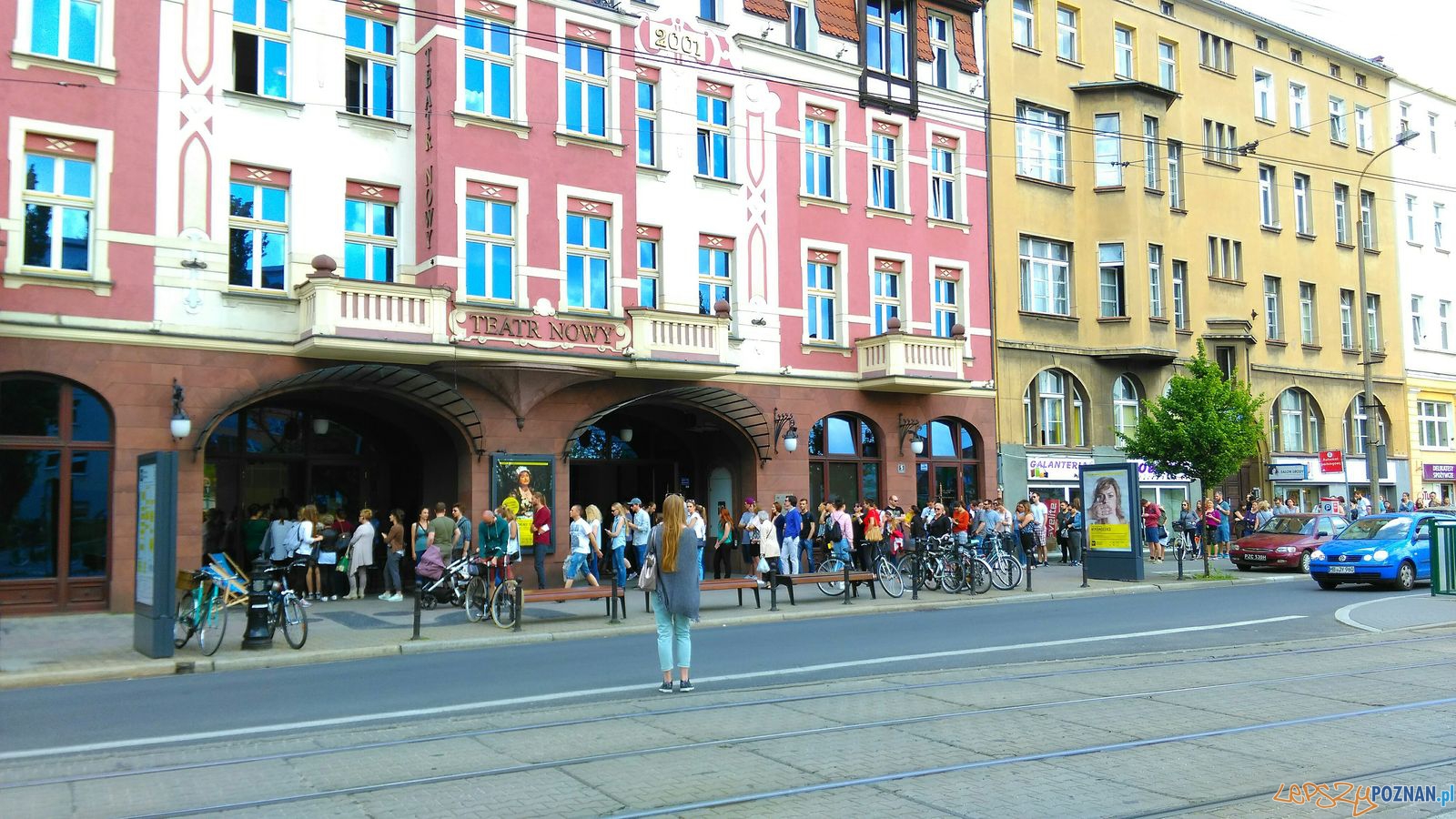 Teatr Nowy - kolejka po bilety  Foto: TD