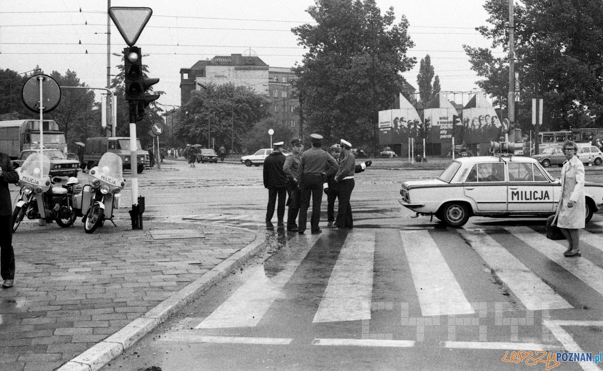 Milicjanci na skrzyżowaniu ul. Czerwonej Armii i Al. Stalingradzkiej 19.06.1981- obok trwał montaz pomnika Poznańskiego Czerwca  Foto: Jak Kołodziejski / Cyryl
