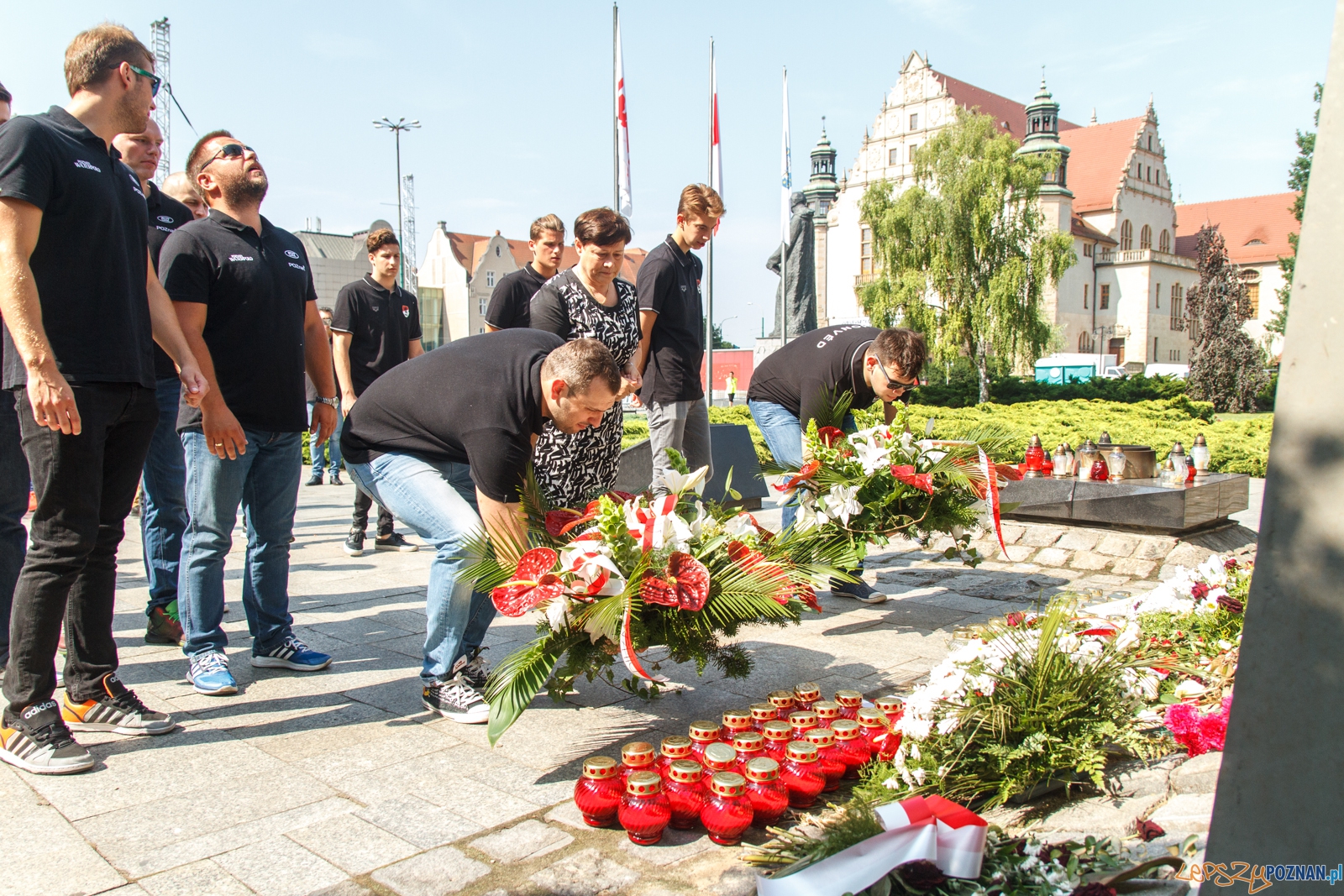 Waterpoliści składają kwiaty pod pomnikiem Czerwca 56 - Pozna  Foto: LepszyPOZNAN.pl / Paweł Rychter