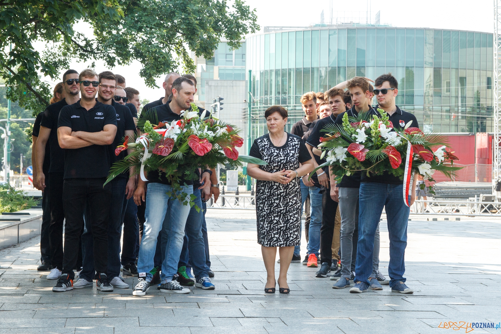 Waterpoliści składają kwiaty pod pomnikiem Czerwca 56 - Pozna  Foto: LepszyPOZNAN.pl / Paweł Rychter