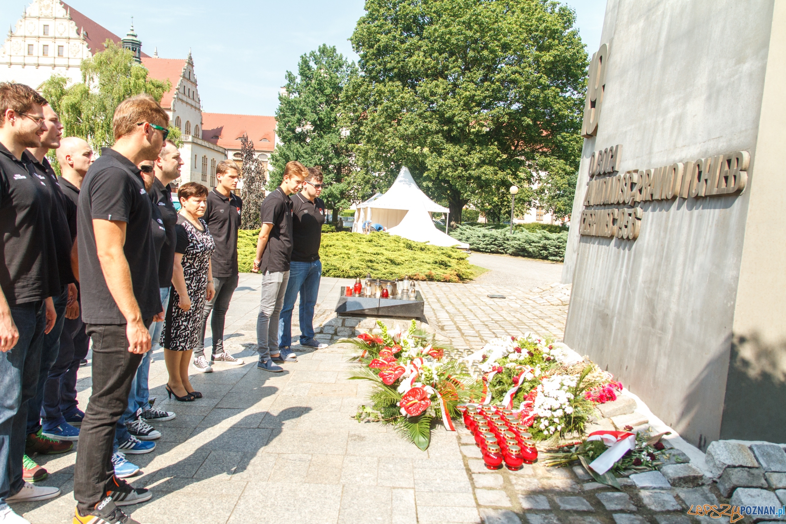 Waterpoliści składają kwiaty pod pomnikiem Czerwca 56 - Pozna  Foto: LepszyPOZNAN.pl / Paweł Rychter