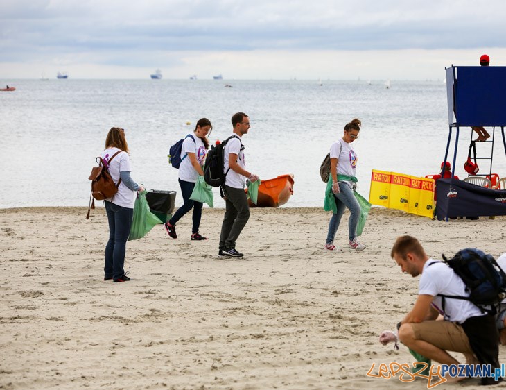 Sprzątanie plaży (materiały prasowe)  Foto: Krzysztof Kuczyk , www.kuczyk.com