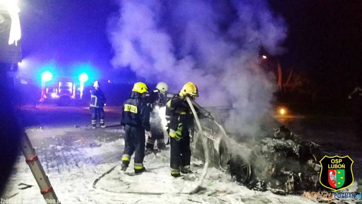 Pożar samochodu w Luboniu  Foto: OSP Luboń / Marek