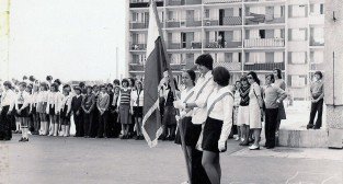 Rozpoczęcie roku szkolnego w Szkole Podstawowej nr 19 na Osiedlu Oświecenia - rok 1975  Foto: SP nr 19 / materiały informacyjne