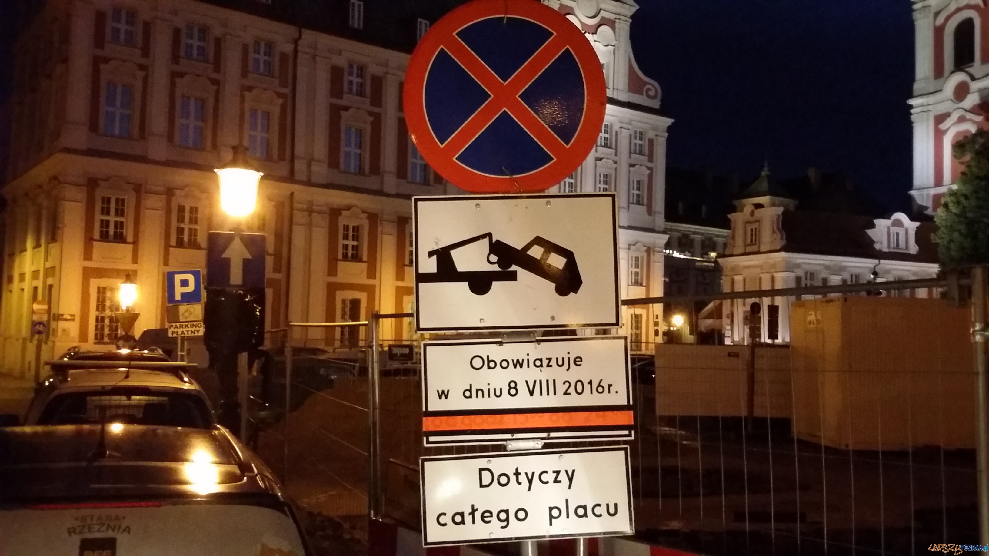 Plac Kolegiacki, zakaz parkowania  Foto: lepszyPOZNAN / tab