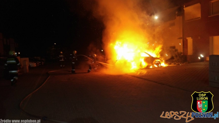 Pożar samochodu w Wirach  Foto: OSP Luboń