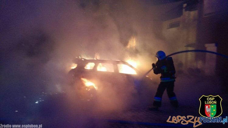 Pożar samochodu w Wirach  Foto: OSP Luboń