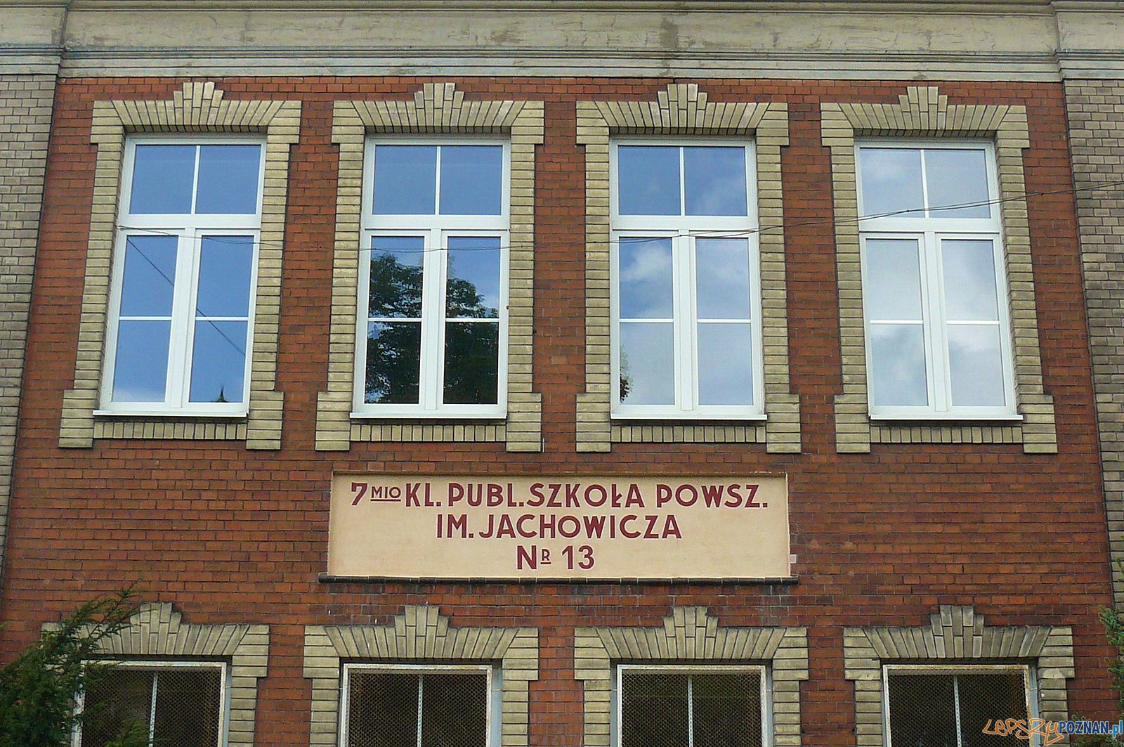 Szkoła podstawowa na ul. Jarochowskiego - historyczny napis na budynku  Foto: MOs810 / wikipedia