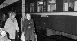 Pociąg Przyjaźni na Dworcu Poznań Główny 25.10.1974 Foto: Stanisław Wiktor /Cyryl Pociąg Przyjaźni na Dworcu Poznań Główny 25.10.1974  Foto: Stanisław Wiktor /Cyryl
