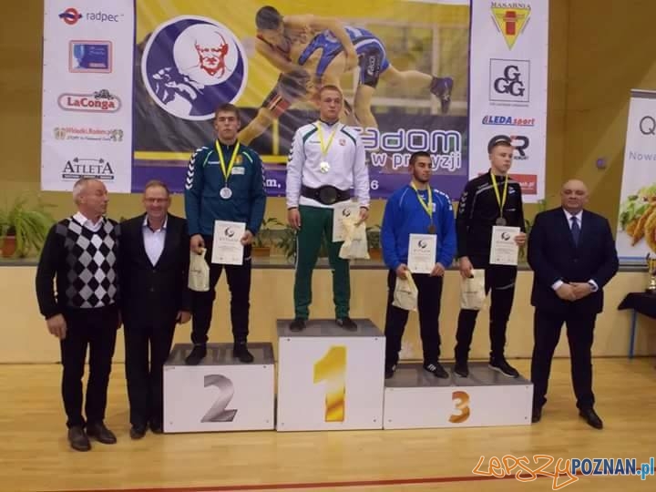 zawodnicy z medalami na podium  Foto: KS Sobieski