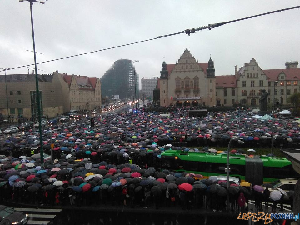#CzarnyProtest – zablokowany Poznań  Foto: Jot