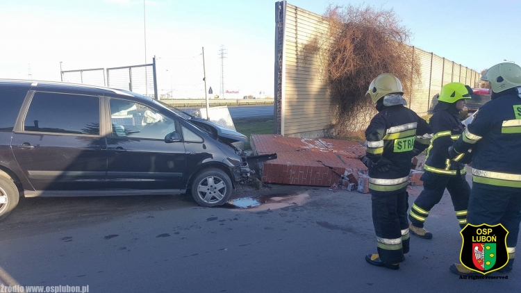 Samochód rozbił mur  Foto: OSP Luboń / Kordian 