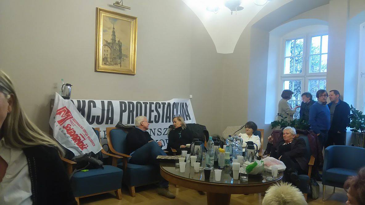 Związkowcy czekają na Prezydenta w jego gabinecie. Do jutra.  Foto: lepszyPOZNAN.pl