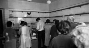 Puste półki w sklepie na Jeżycach - 1981  Foto: Stanisław Wiktor / Cyryl