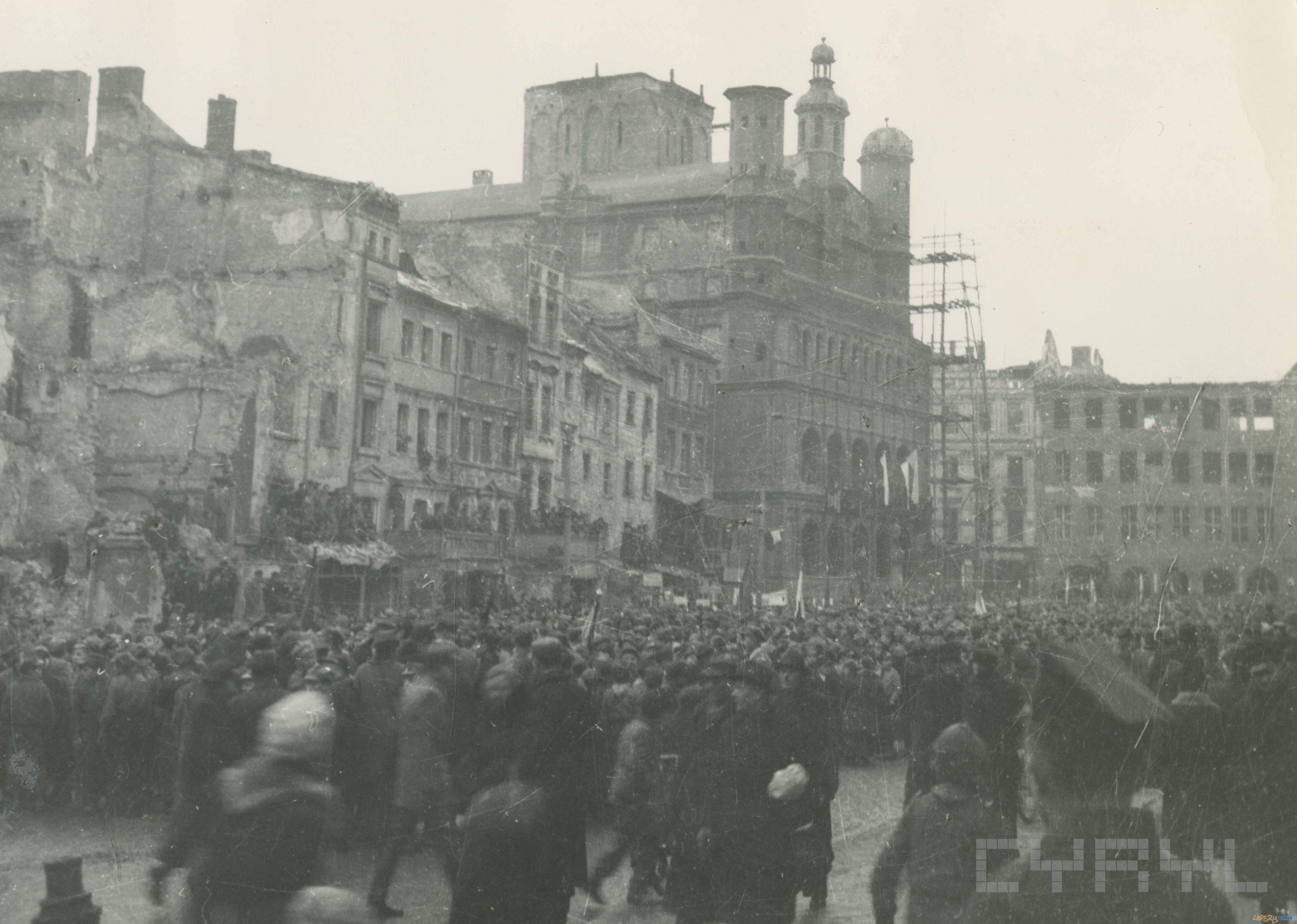 Uroczystość z okazji wznowienia odgrywania hejnału z wieży ratusza 27.12.1945  Foto: Zbigniew Zielonacki / Cyryl