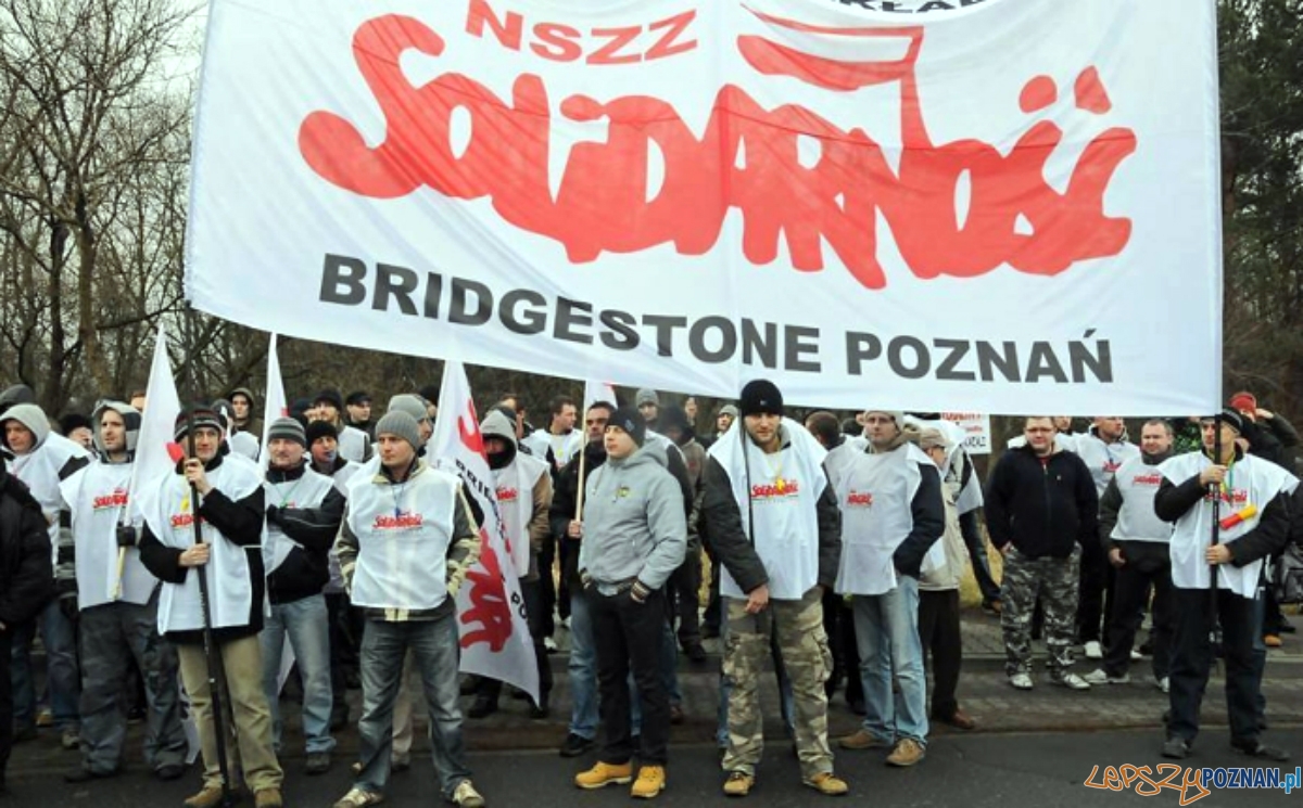 Pikieta związkowców przed fabryką Bridgestone  Foto: NSZZ S