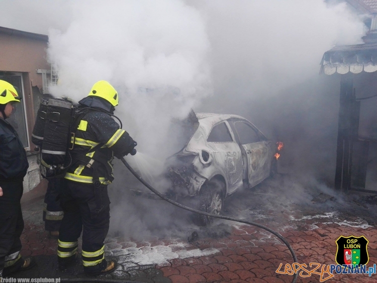 Samochód w ogniu  Foto: OSP Luboń