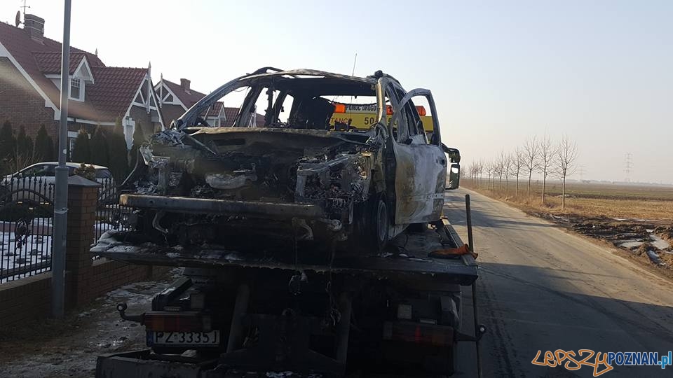 Pożar samochodu w Komornikach  Foto: Pomoc Drogowa Euro-Hol