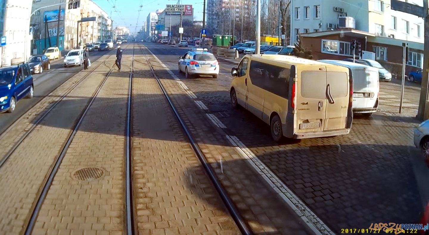 Brawo dla tego policjanta!  Foto: stopklatka 