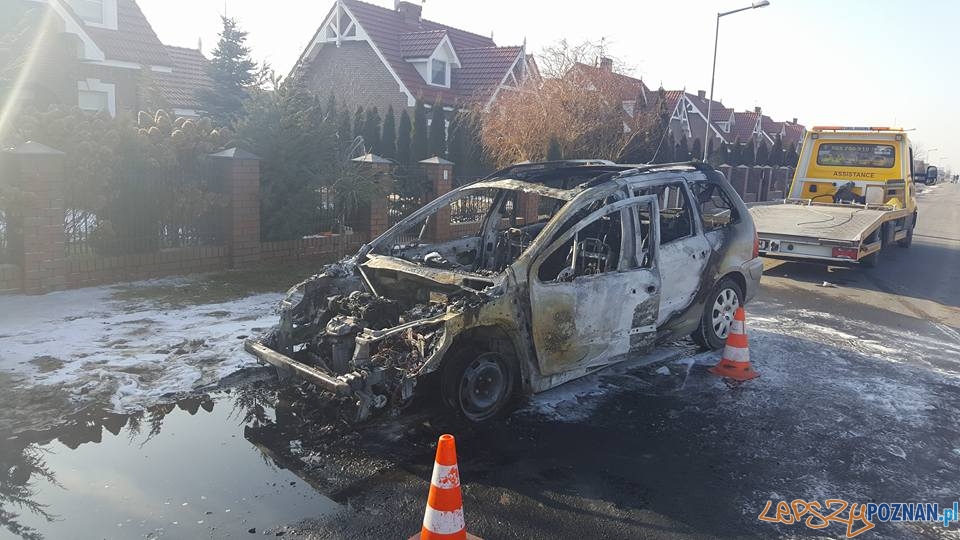 Pożar samochodu w Komornikach  Foto: Pomoc Drogowa Euro-Hol