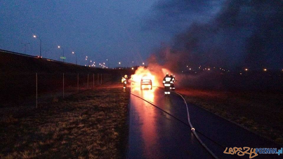 Pożar samochodu w Libartowie  Foto: OSP Kostrzyn