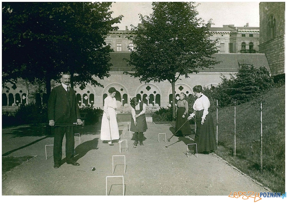 Przy partyjce krokieta ogrodowego rodzina Latzel, około 1911 roku - CK Zamek  Foto: materiały prasowe CK Zamek 