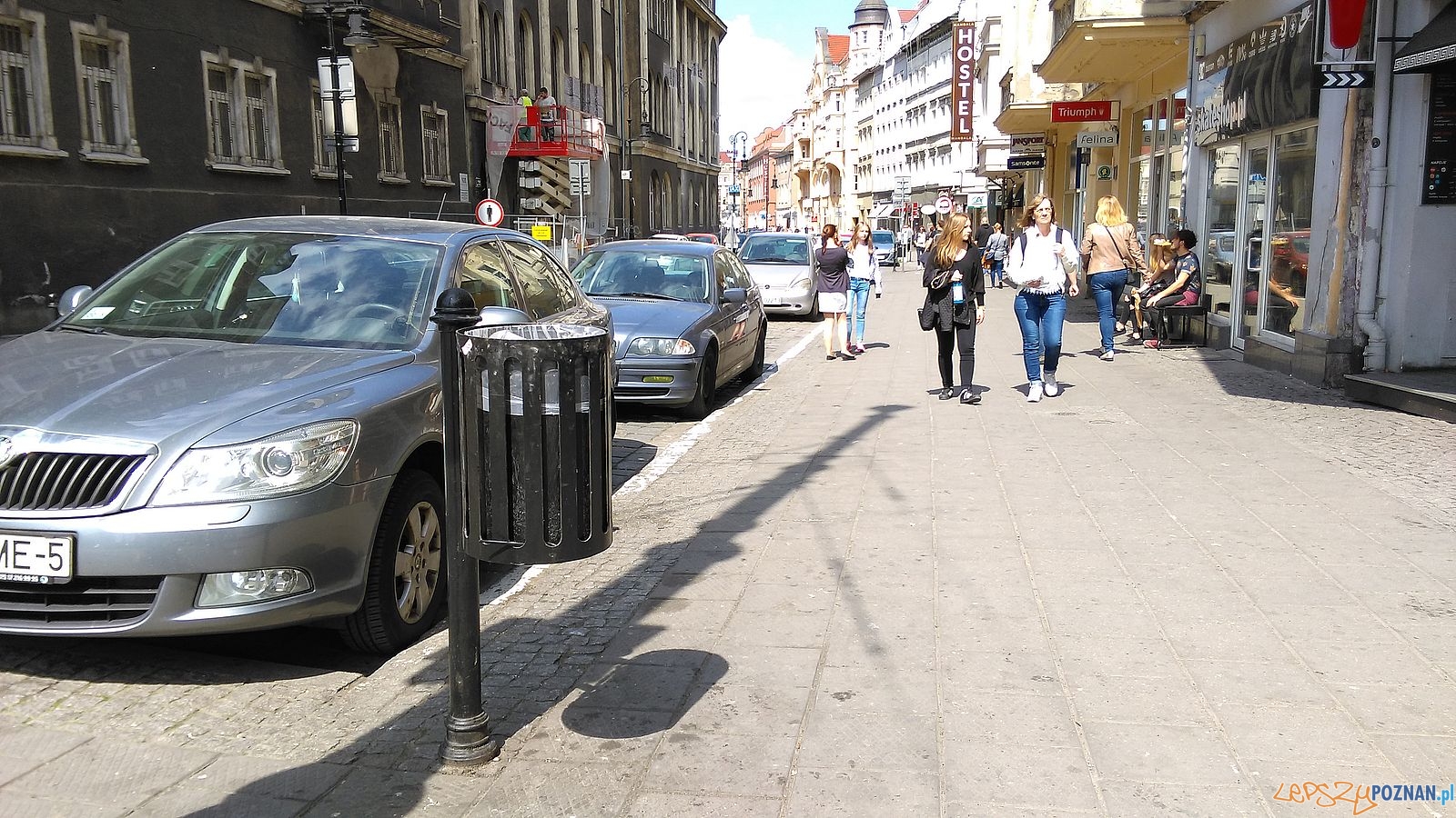 Nowe kosze na śmieci na Starym Mieście - ulica Szkolna  Foto: Tomasz Dworek / ROSM 