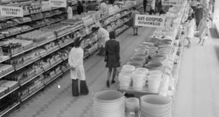 Nowy SAM - samoobsługowy sklep spożyuwczy na Ratajach - 25.05.1975  Foto: Stanisław Wiktor / Cyryl